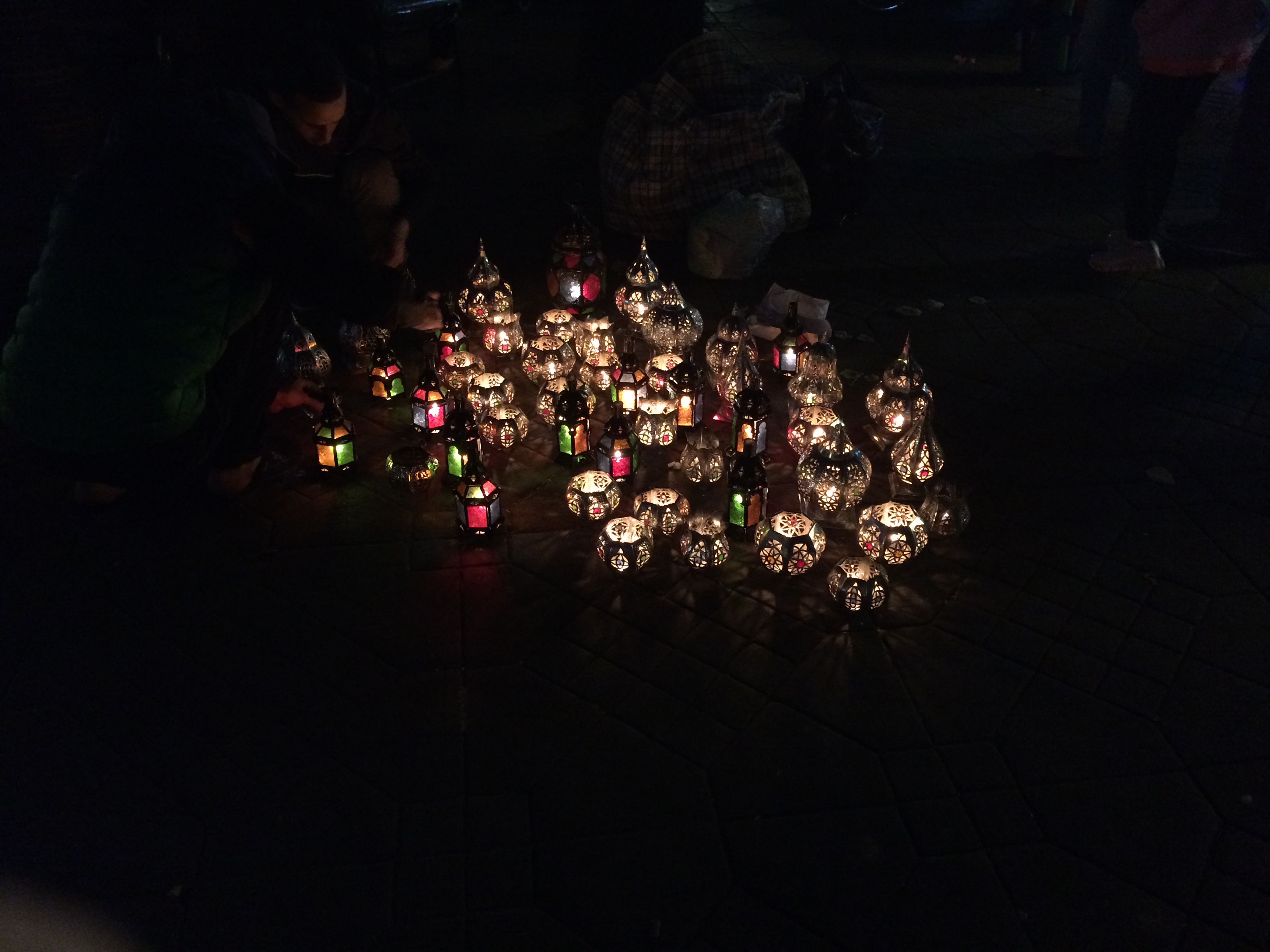Luminárias a venda na praça Jemaa El Fna em Marrakech