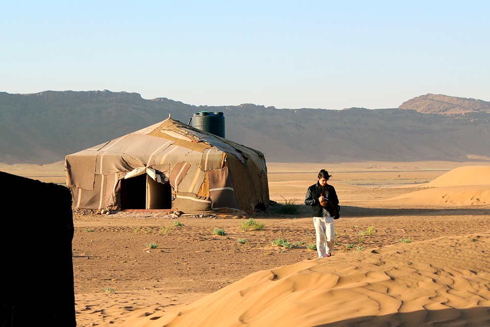 Banheiro do acampamento berber no deserto de Zagora, Marrocos