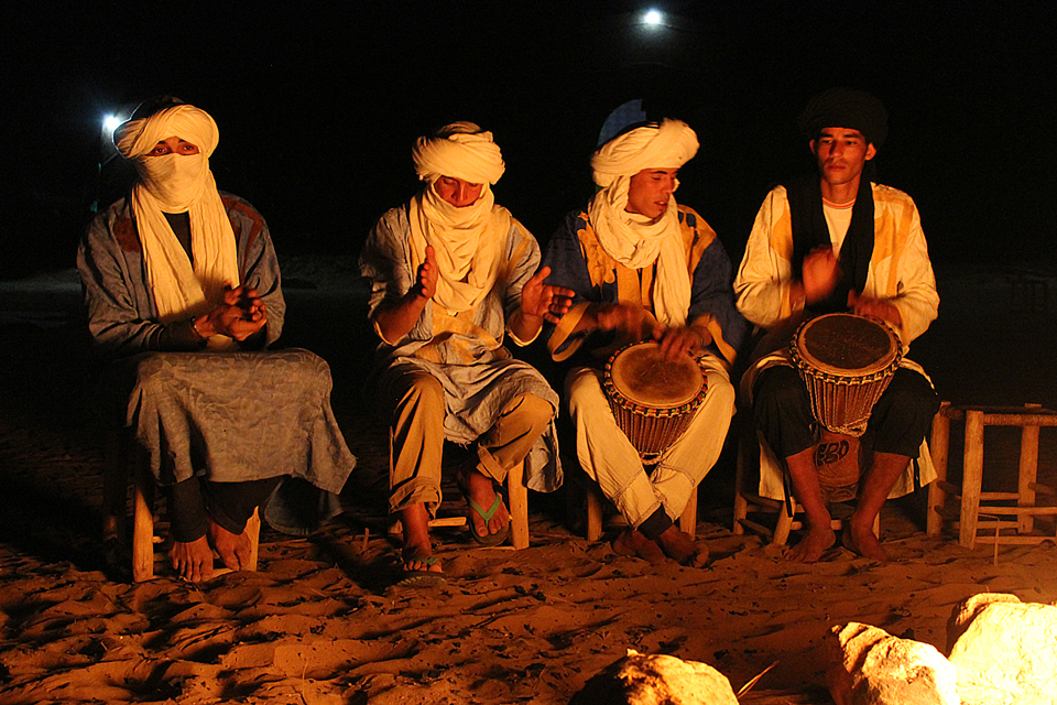Berberes cantam em volta da fogueira.