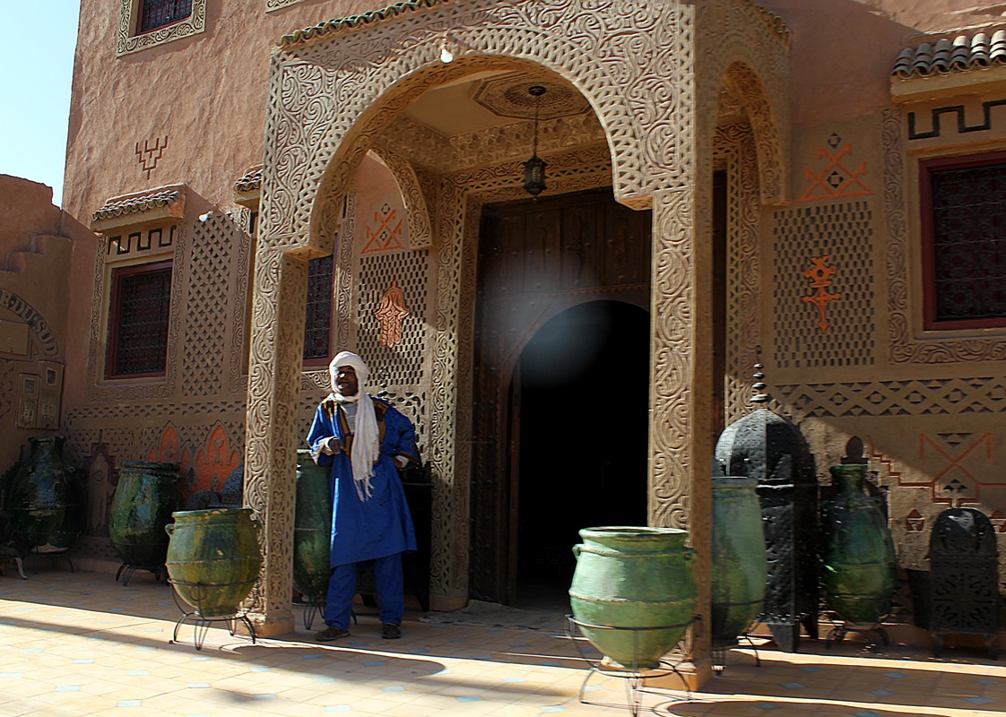 Vendedor em frente a loja de artigos marroquinos.