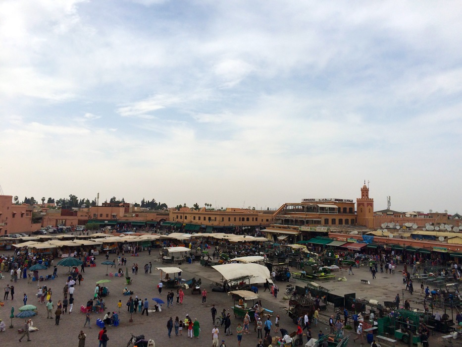 As barracas sendo montadas durante o dia na praça Jeema El Fna em Marrakech.