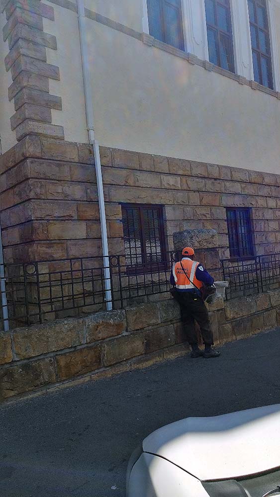 Funcionário do departamento de trânsito de Cape Town vestindo um colete laranja.