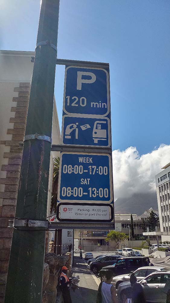 Na placa consta o tempo máximo permitido para se estacionar naquela região e os horários.