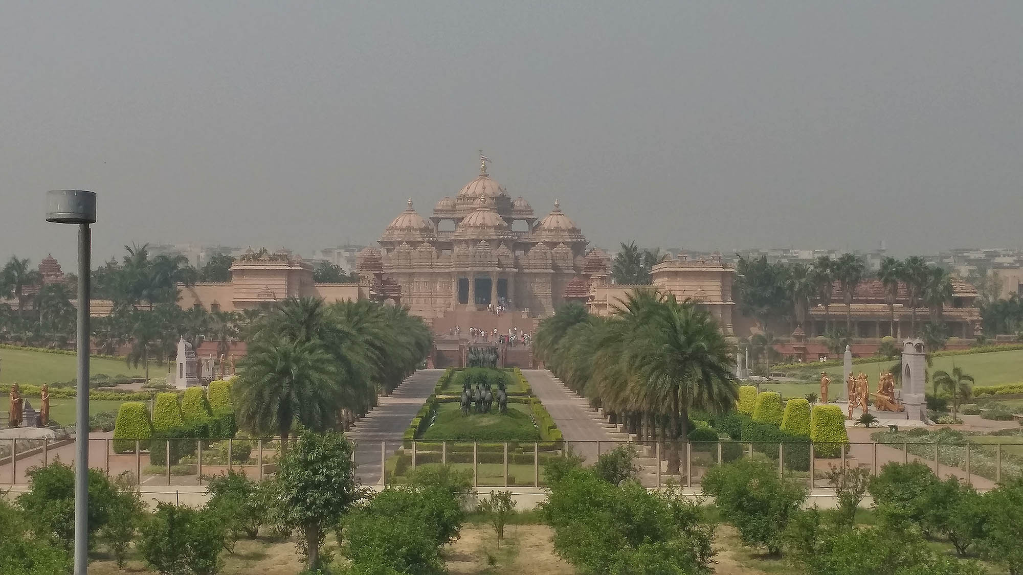 Vista do templo de Akshardham em Nova Delhi, India.,.
