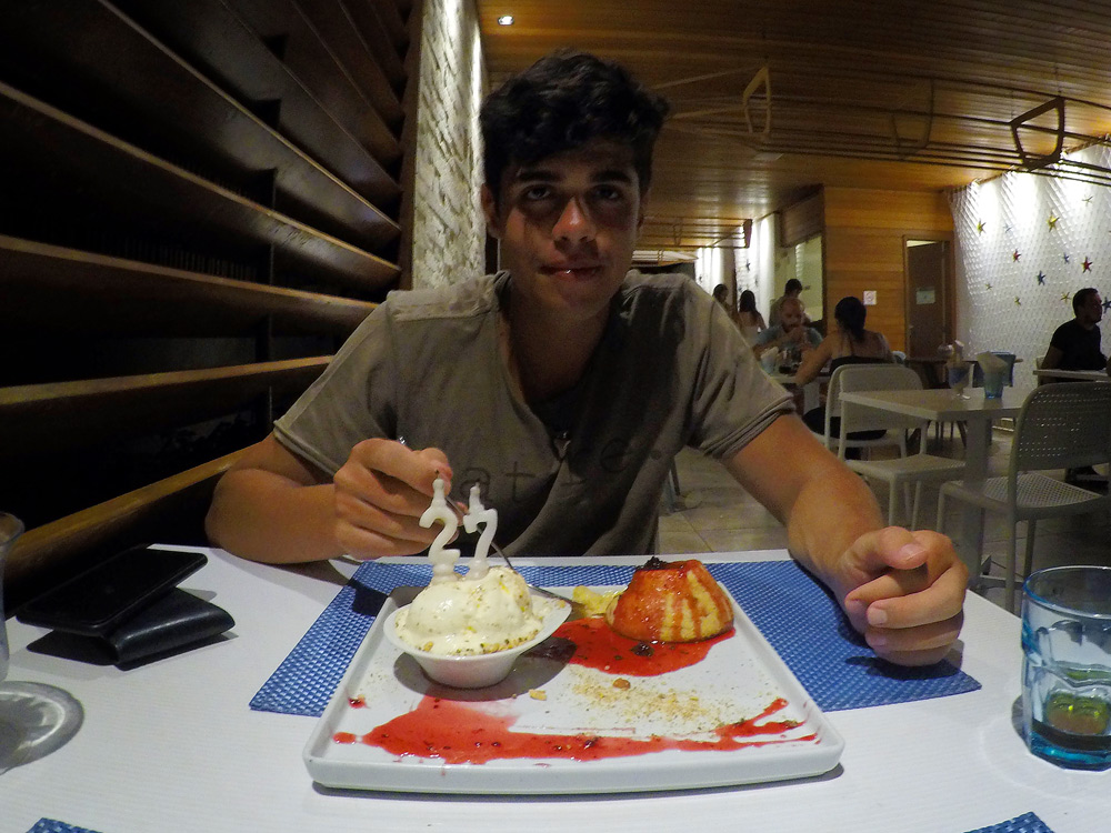 Rodrigo comendo um petit gateau no Restaurante Corveta em Fernando de Noronha.