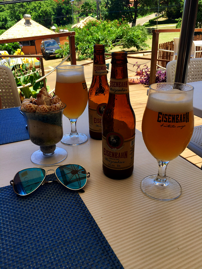 Duas garrafas de cerveja Eisenbahn em cima da mesa do restaurante Corveta em Fernando de Noronha.