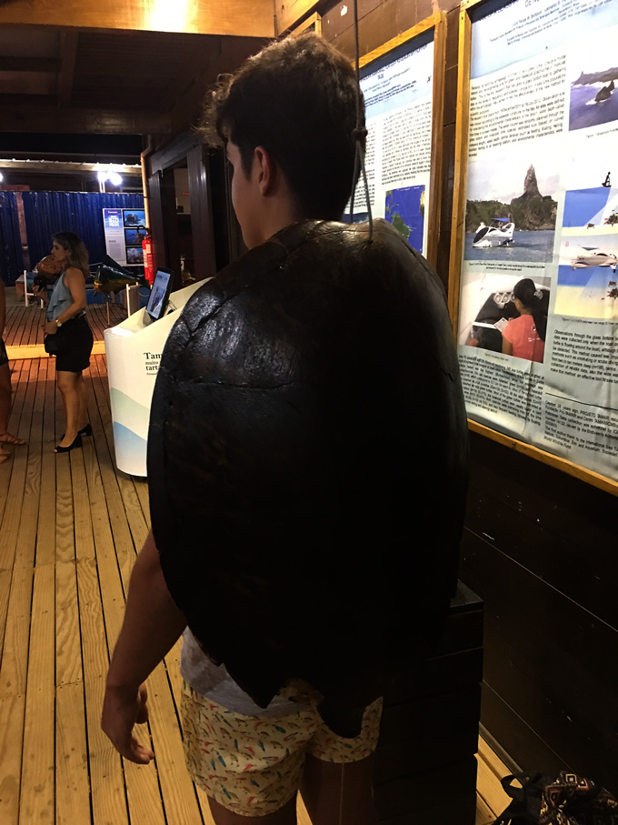 Rodrigo com um casco de tartaruga gigante nas costas.