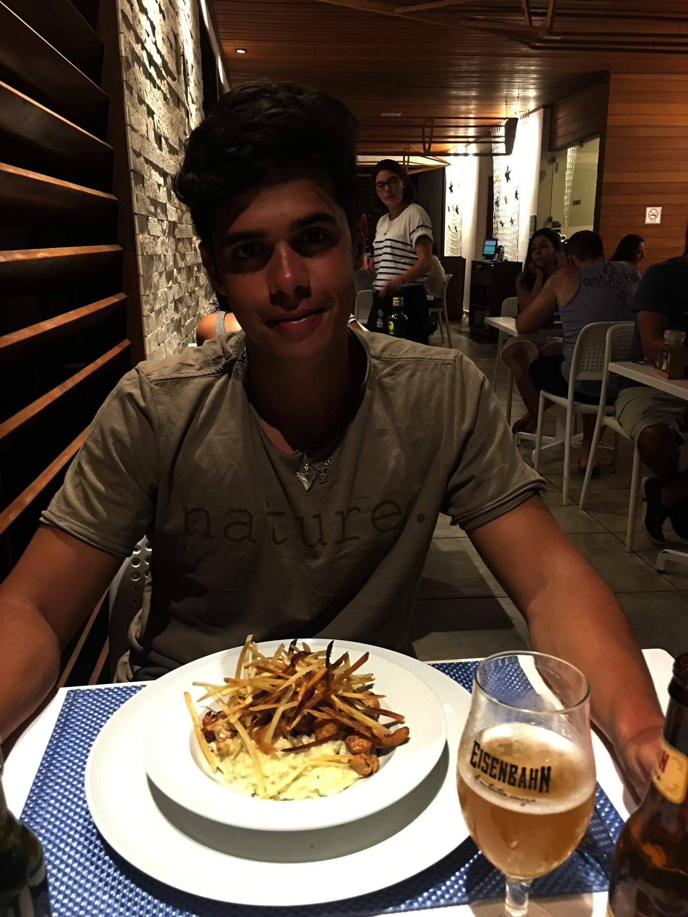 Rodrigo jantando no Restaurante Corveta em Fernando de Noronha.