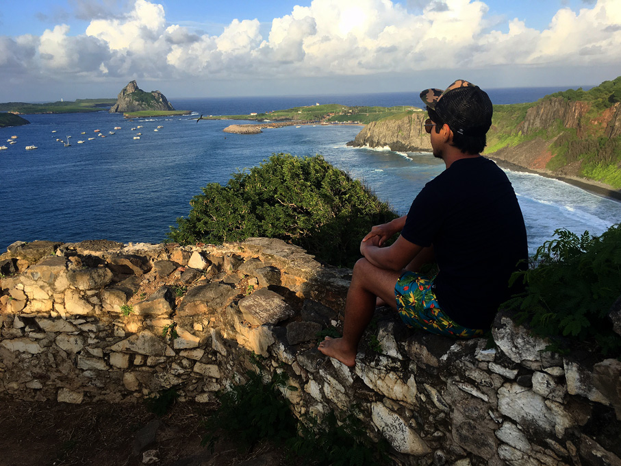 O Henrique observando a segunda maior ilha do arquipélado: a Ilha Rata.