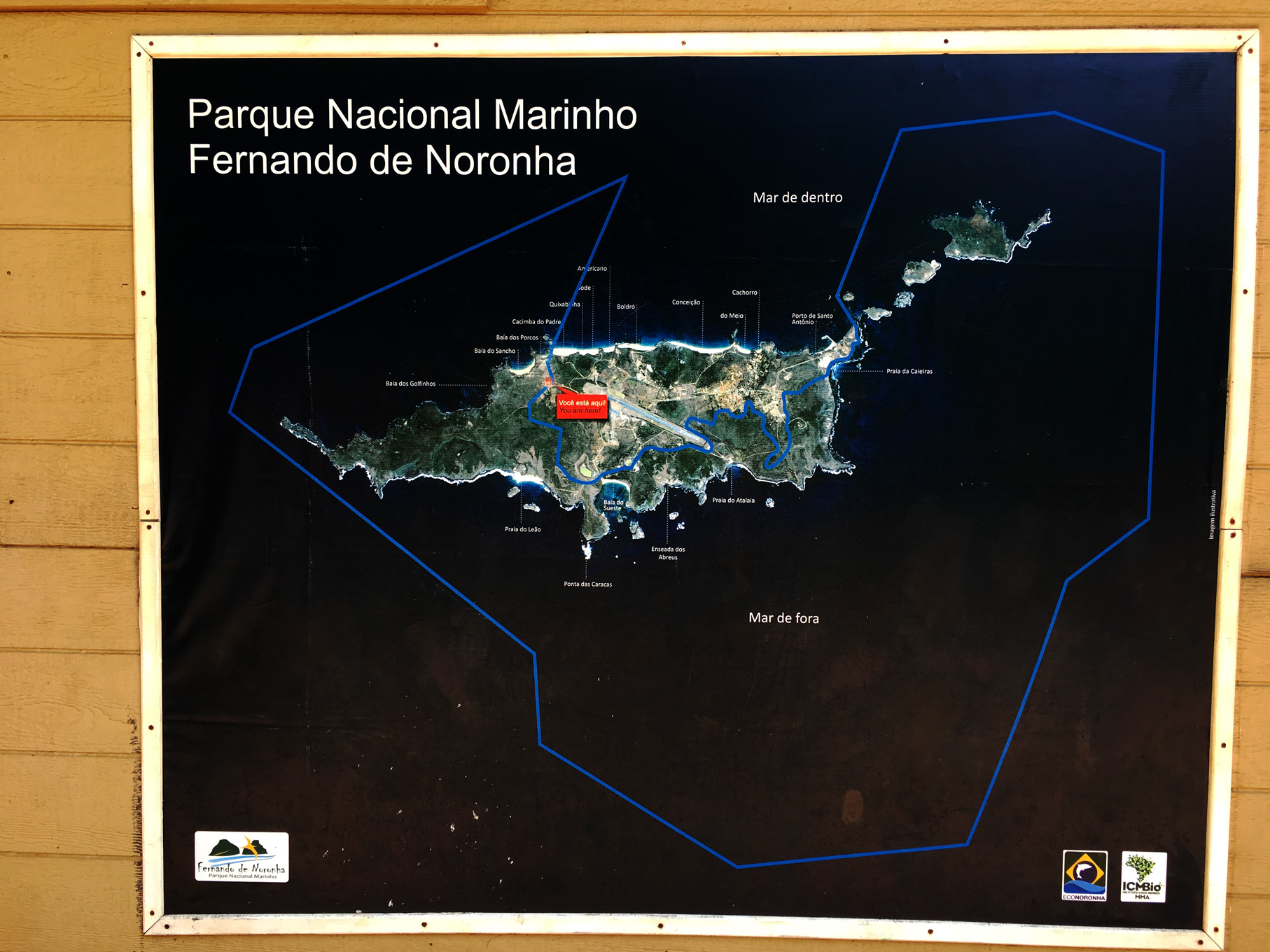 Imagem de satélite do arquipélago de Fernando de Noronha com a demarcação da área do Parque Nacional Marinho.