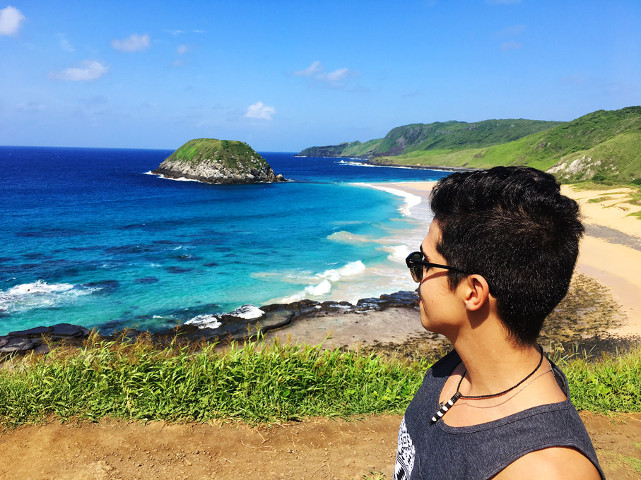 Rodrigo admirando a praia do Leão do alto do mirante.