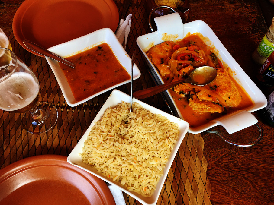 Mesa do Restaurante da Edilma em Fernando de Noronha com três pratos: pirão, arroz e tubarão ao molho.