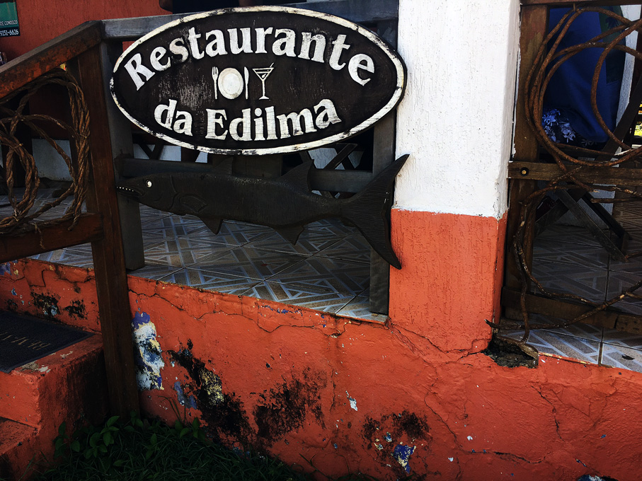 Placa na entrada do Restaurante da Edilma na Vila dos Remédios e Fernando de Noronha.
