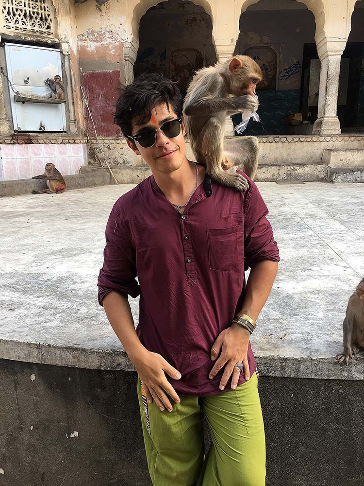 Rodrigo no templo dos macacos em Jaipur.