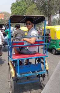 Rodrigo no rickshaw em Old Delhi.