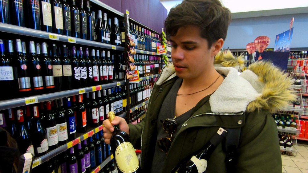 Rodrigo escolhendo vinhos no Carrefour de Marrakech