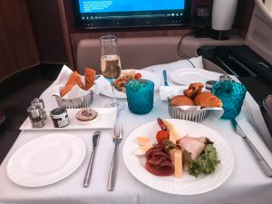 Café da manha primeira classe Qatar Airways