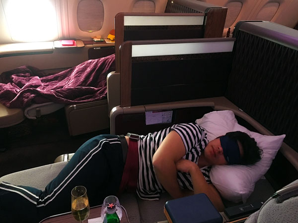Aproveitando para descansar na poltrona do A380-300 primeira Classe Qatar Airways