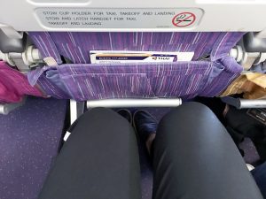 Espaço para os pés: Classe econômica Thai Airways 777-200ER