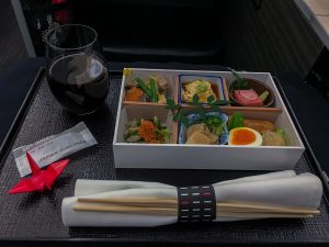 Mix de comida japonesa: JAL - Japan Airlines no avião 787-900
