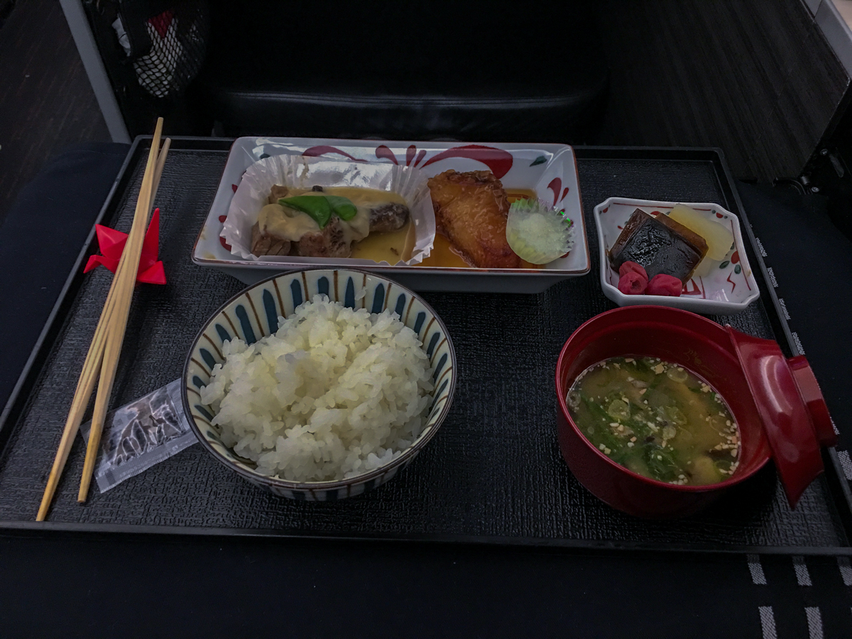 Prato principal: JAL - Japan Airlines no avião 787-900
