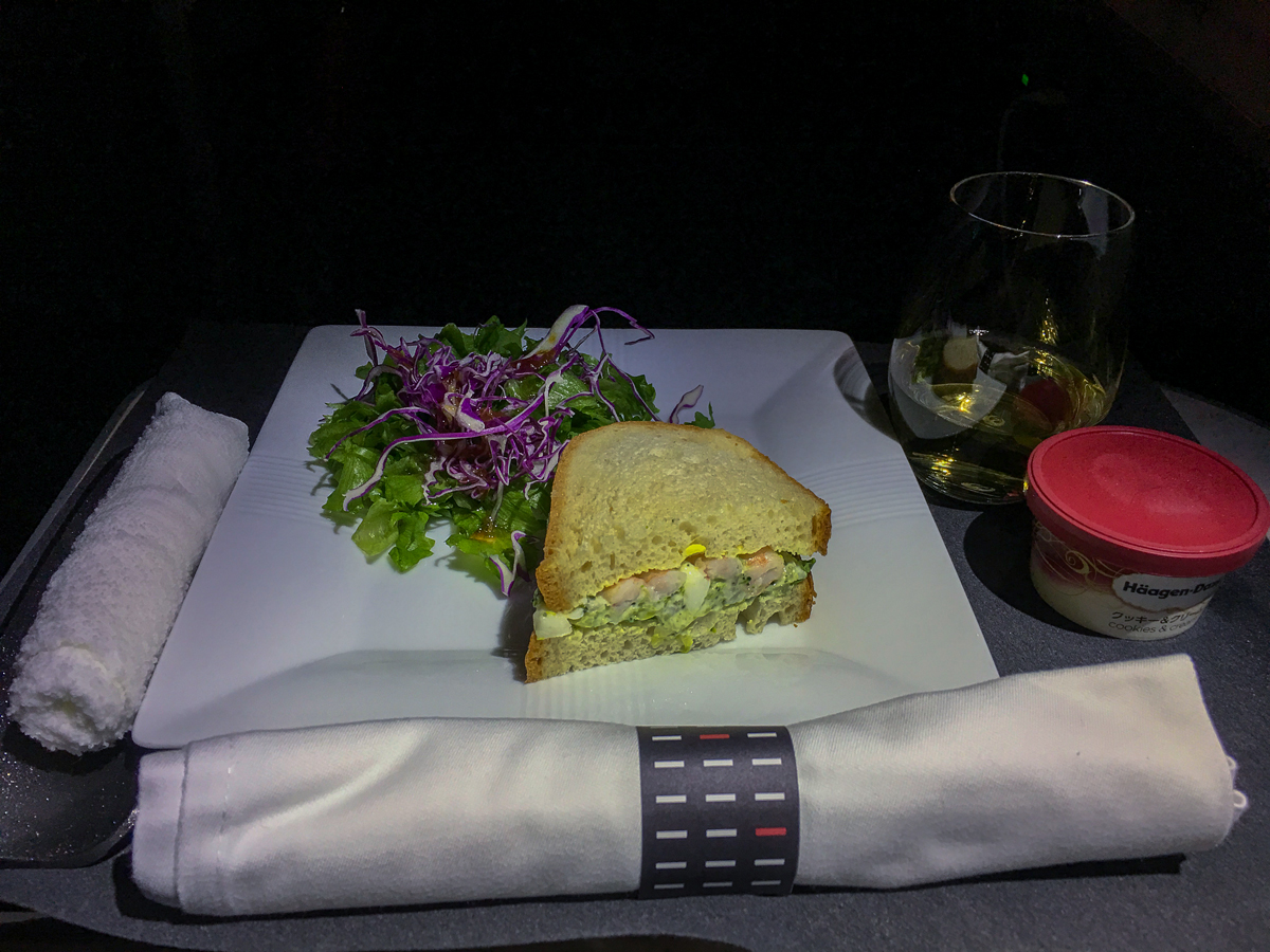 Sanduíche de camarão: JAL - Japan Airlines no avião 787-900