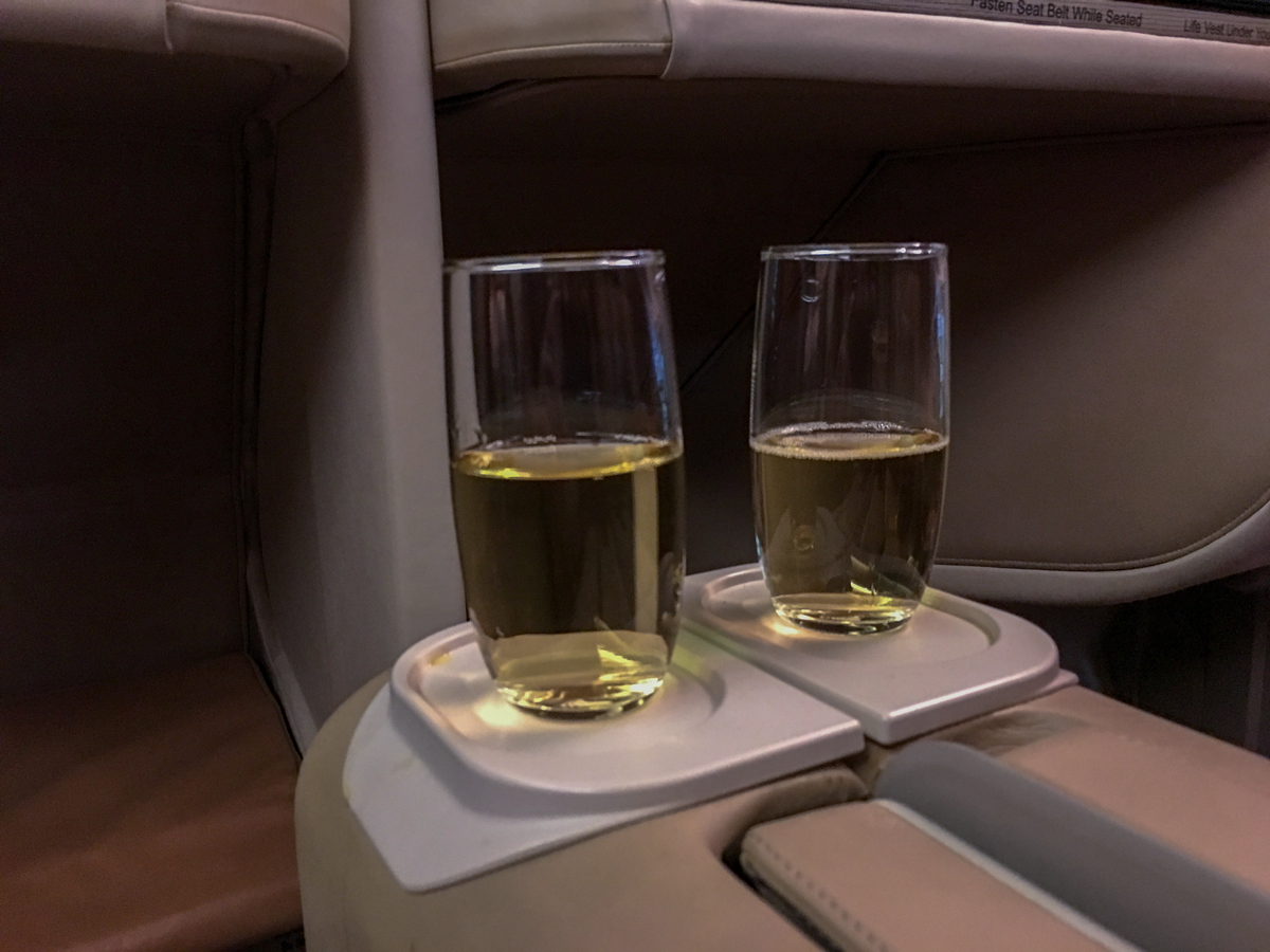 Bebida de boas vindas: Classe executiva Singapore Airlines A380-800