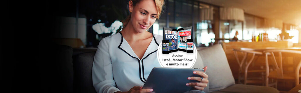 Mulher lendo revistas digitais da Editora Três em um tablet