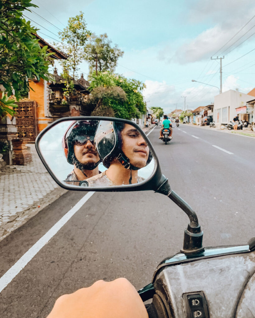 2 rapazes numa scooter em Bali