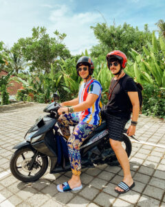 2 rapazes sentados numa scooter honda vario em Bali